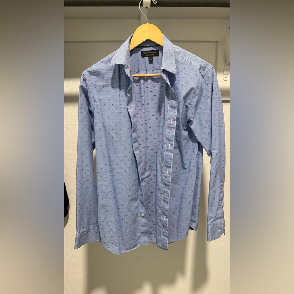 Banana republic S dress shirt blue red dots
